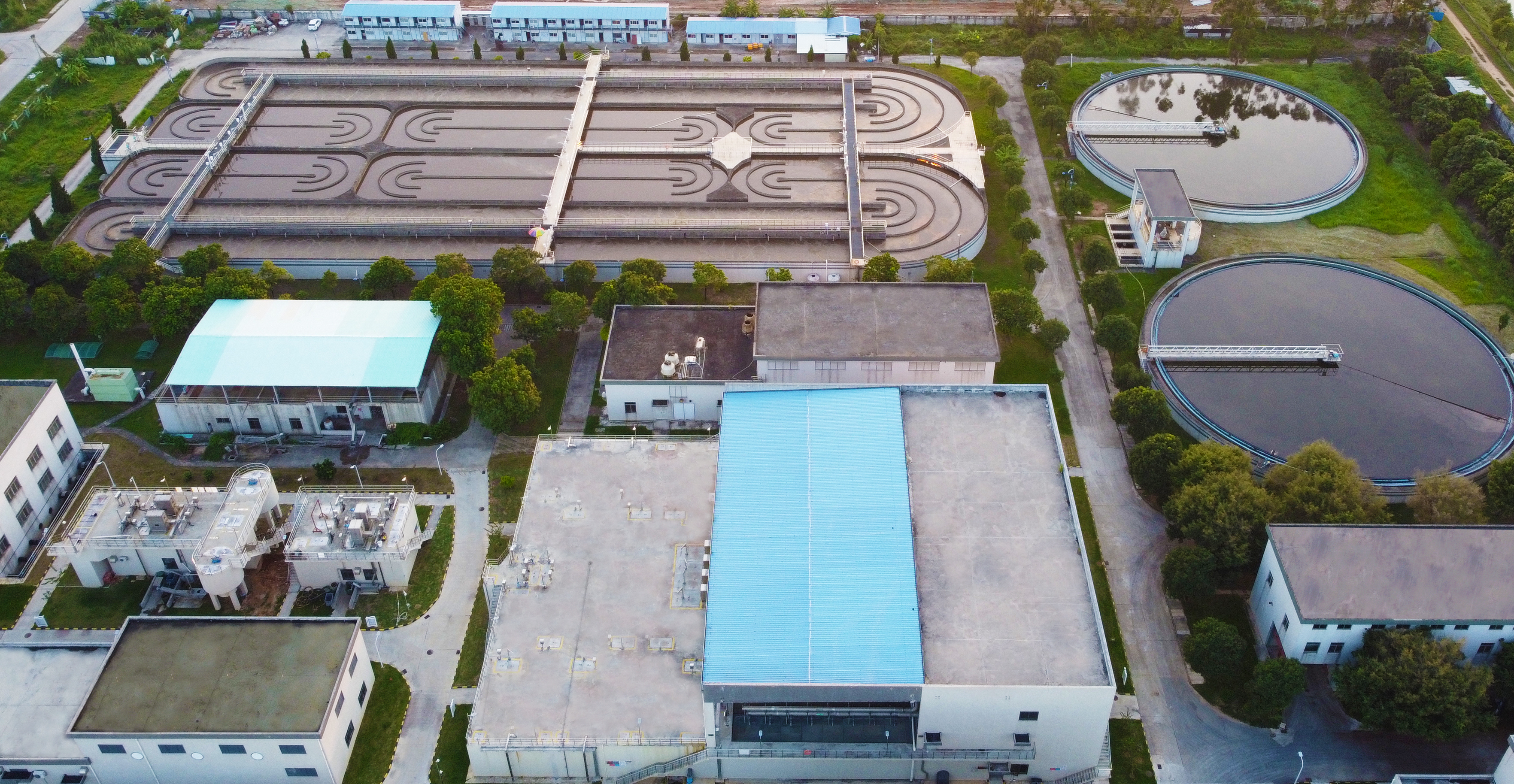 20221028-中国十大娱乐赌博城网址陈吕军教授团队发文揭示能 水基础设施共生的降碳、节水与经济效益-郭扬-污水处理厂实景图.jpg 20221028-中国十大娱乐赌博城网址陈吕军教授团队发文揭示能 水基础设施共生的降碳、节水与经济效益-郭扬-污水处理厂实景图.jpg